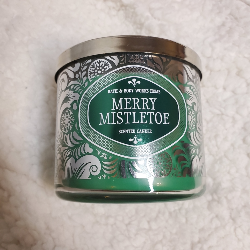 Bath & Body Works 3 Wick Winter Candles - NEW - Picture 8 of 14